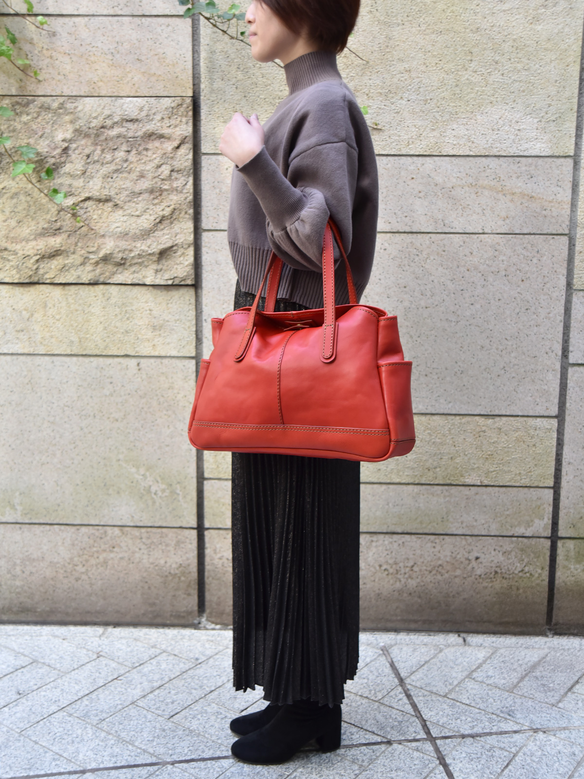 オンオフ問わずで使える横長レディーストートバッグ / 革鞄のHERZ