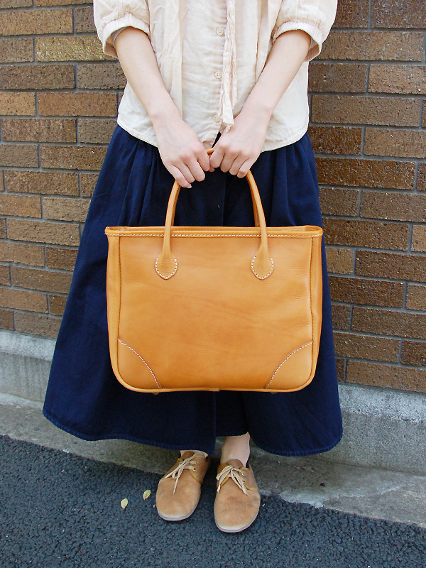 【美品】HERZ ヘルツ ファスナー付き 肩掛けトートバッグ キャメル 底板 HERZ（ヘルツ）】organ肩掛けファスナートート（G-44）は、転勤・就職