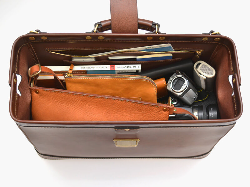 美品!定価80300円 HERZヘルツ特大ダレスバッグ2WAY口枠ボストンバッグ 作り手の欲しいを形にした外縫い仕上げのがま口旅行バッグ / 革