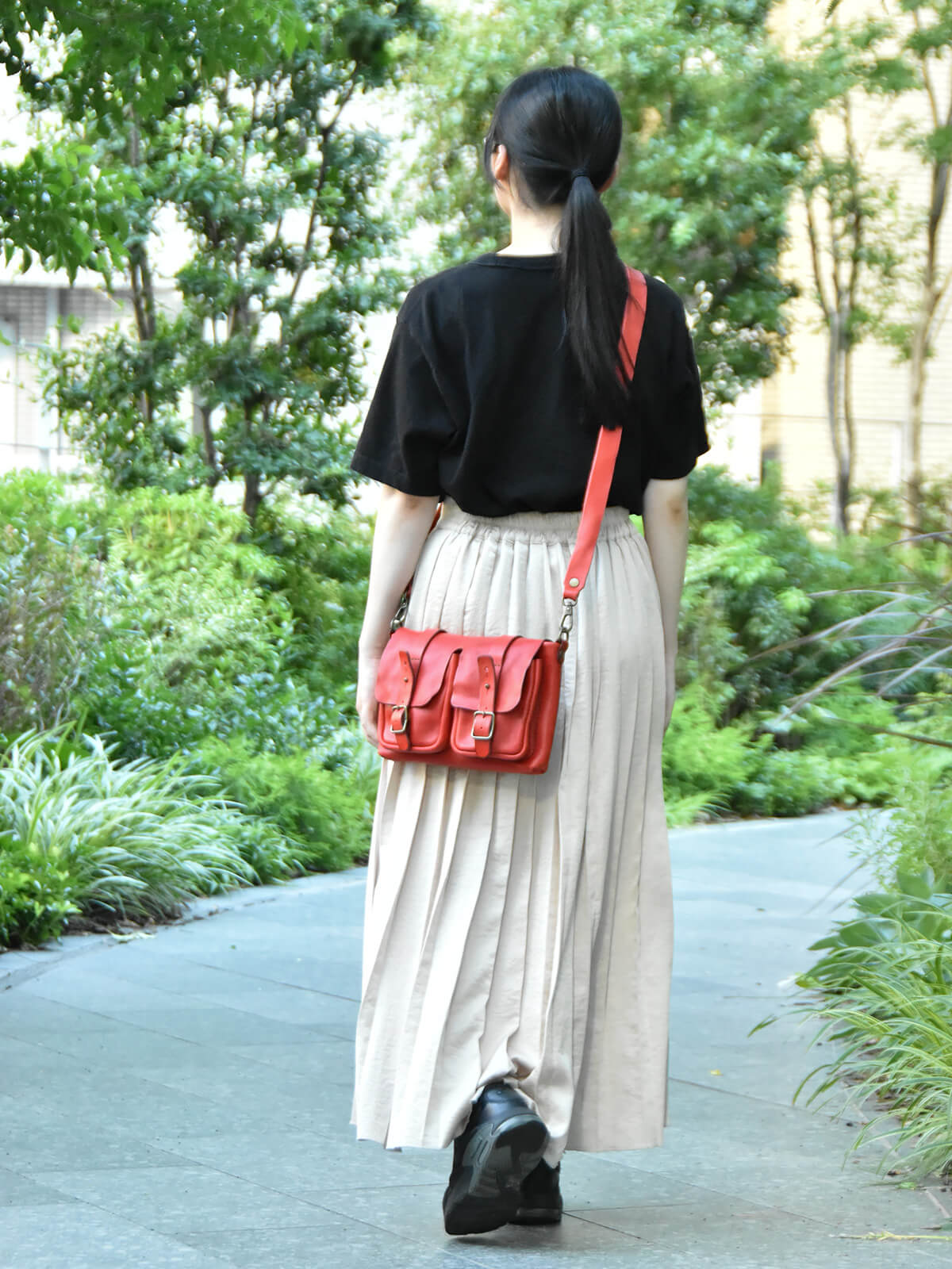 HERZ ヒコーキのりショルダー(黒) ウォッシュ加工でアンティークを思わせる総革ショルダーバッグ