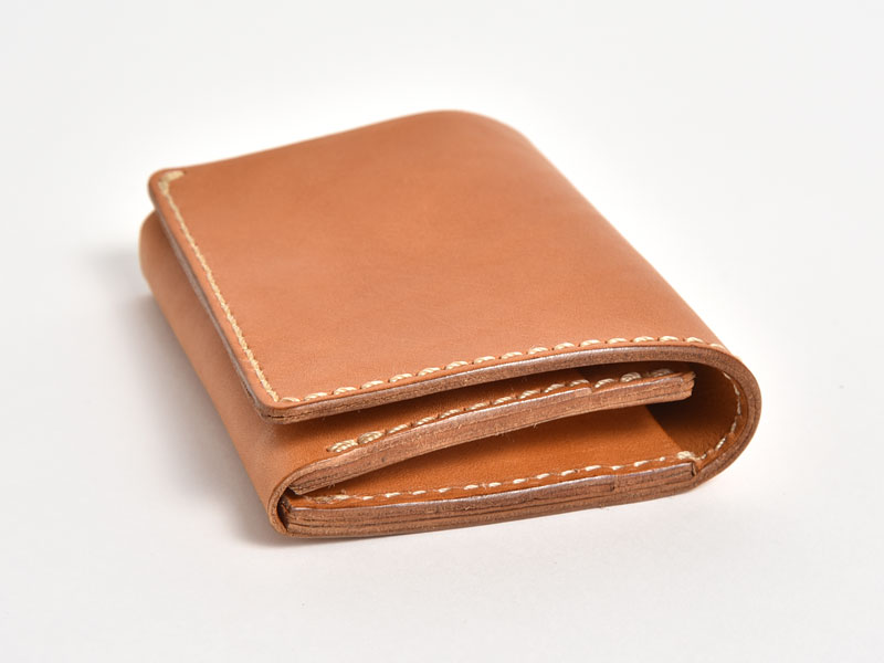 ソフトレザーを使用したコンパクトで使いやすい二つ折り財布「革鞄の