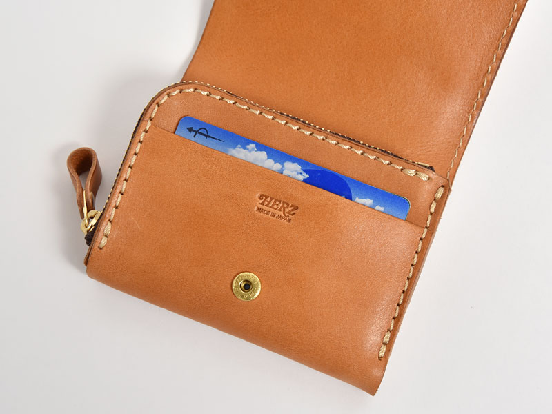 ソフトレザーを使用したコンパクトで使いやすい二つ折り財布「革鞄の 