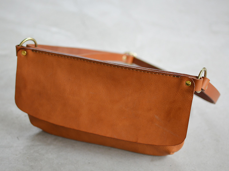 旅で使う鞄として考案したイタリアンレザーのボディバッグ「革鞄のHERZ 