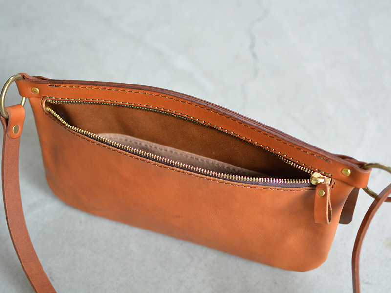 旅で使う鞄として考案したイタリアンレザーのボディバッグ「革鞄のHERZ 
