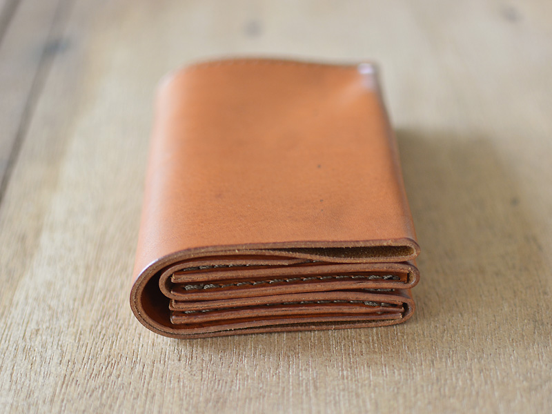 革厚を生かしたボリューム感が魅力のマチ付き二つ折り財布「革鞄のHERZ(ヘルツ)公式通販」