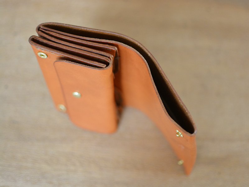 革厚を生かしたボリューム感がおすすめのマチ付き二つ折り財布