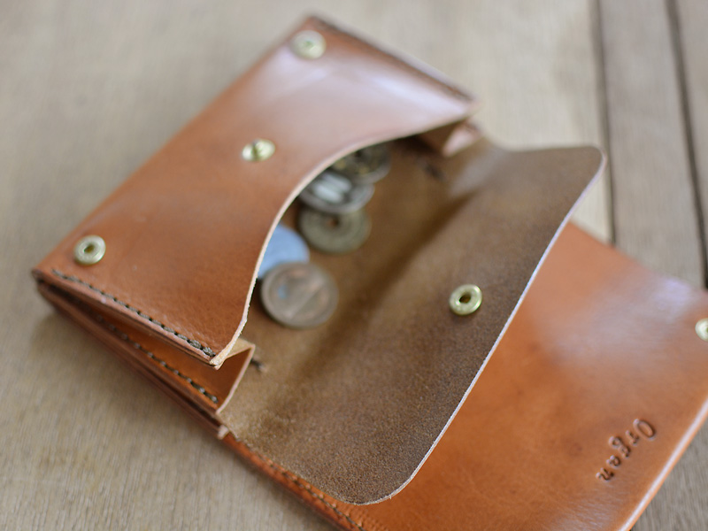 革厚を生かしたボリューム感が魅力のマチ付き二つ折り財布 革鞄のherz ヘルツ 公式通販