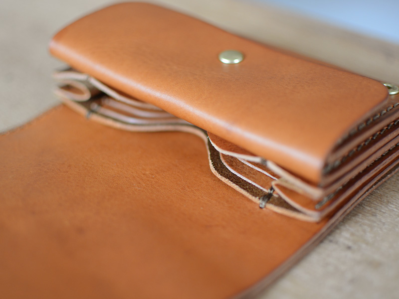 革厚を生かしたボリューム感がおすすめのマチ付き二つ折り財布「革鞄の