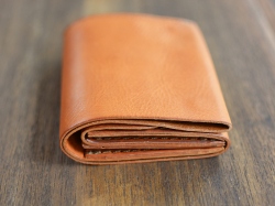 小型のマチ付き二つ折り財布　側面