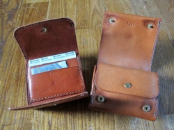 小型のマチ付き二つ折り財布　アンバーのエイジング