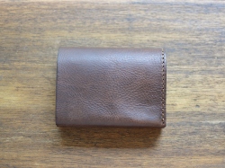 小型のマチ付き二つ折り財布　カスターニョ