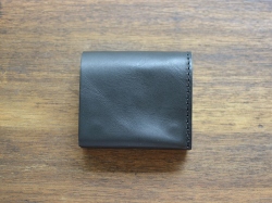 小型のマチ付き二つ折り財布　ブラック