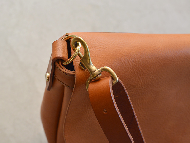 イタリア革の質感を楽しめる丸いかぶせのショルダーバッグ「革鞄のHERZ 