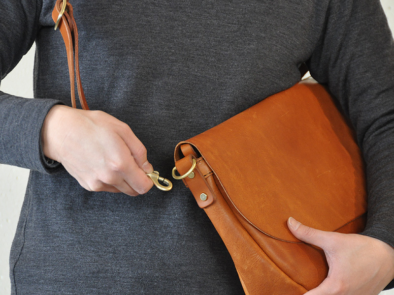 イタリア革の質感を楽しめる丸いかぶせのショルダーバッグ「革鞄のHERZ(ヘルツ)公式通販」
