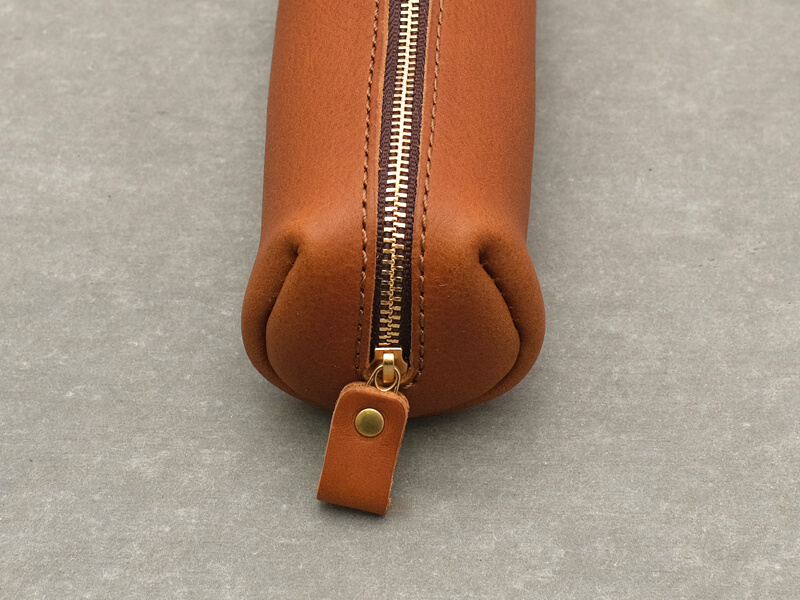 シンプルな円柱形のレザーペンケース「革鞄のHERZ(ヘルツ)公式通販」