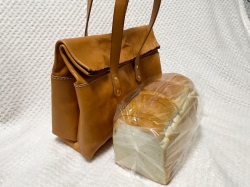 紙袋トート(OU-2318)　パンとの大きさ比較