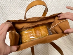 紙袋トート(OU-2318)　パンとの大きさ比較2