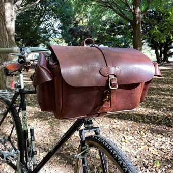 イタリアンレザーで作った自転車用の大容量ハンドル・フロントバッグ