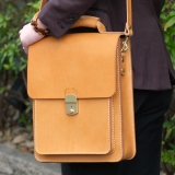 スマートなシルエットが魅力の縦型2wayビジネスバッグ「革鞄の 