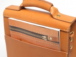 タテ型鞄・A4サイズの2wayバッグ　後面ポケット