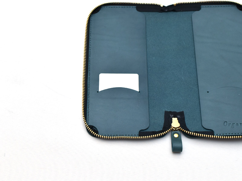 マリーナ特別仕様の縦型ファスナーブックケース「革鞄のHERZ(ヘルツ