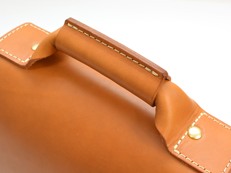 贅沢な革使いで作るHERZの総かぶせ縦型2wayビジネスバッグ「革鞄のHERZ 