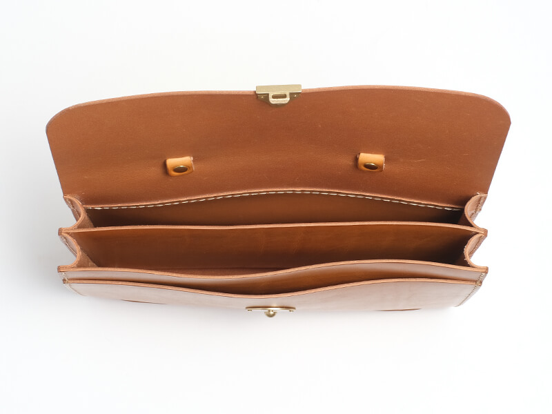 貴重品の持ち運びも安心な錠前式のクラッチバッグ「革鞄のHERZ(ヘルツ 
