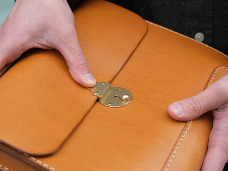 貴重品の持ち運びも安心な錠前式のクラッチバッグ「革鞄のHERZ(ヘルツ