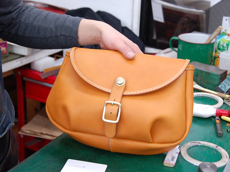 女性が使えるカジュアルなソフトレザーショルダーバッグ「革鞄のHERZ 