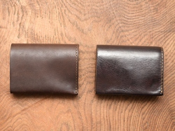 小型のマチ付き二つ折り財布　カスターニョエイジング