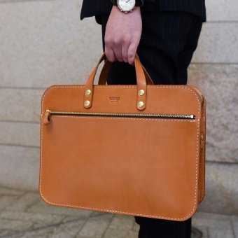 使いやすいファスナー式と厚革仕立ての2wayビジネスバッグ「革鞄のHERZ