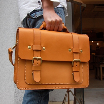 3サイズ展開でビジネス鞄としても使える2wayショルダーバッグ「革鞄の 