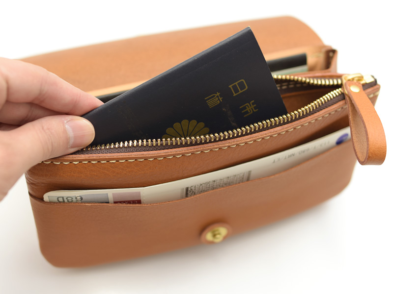 航空券やパスポートも収納できる旅行に最適なトラベルウォレット「革鞄