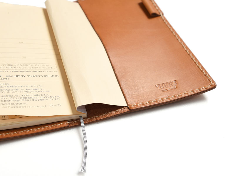 作り手も長年愛用しているシンプルな革の手帳カバー「革鞄のHERZ 