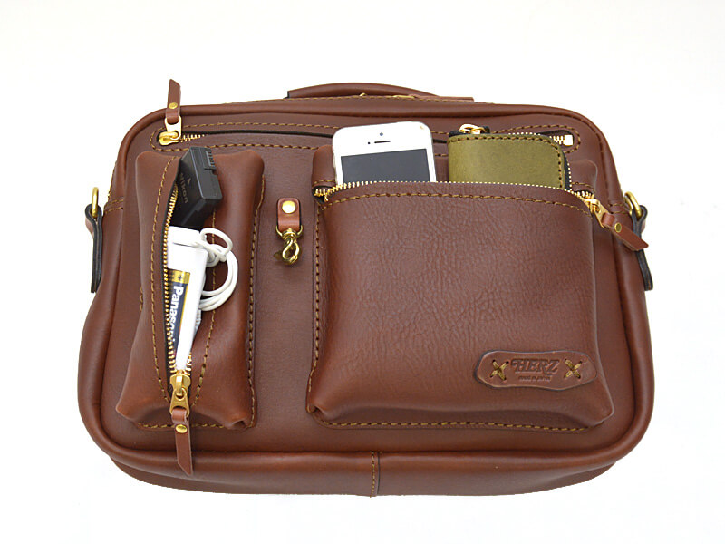 多機能ポケットが特徴のソフトレザー2wayショルダーバッグ「革鞄のHERZ