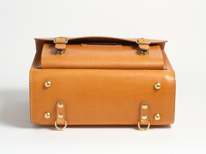 大人も使える樽型ランドセルはA4ファイル対応の本革鞄「革鞄のHERZ 