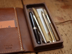 【Hacoa×HERZ】BOOK PENCASE KURU(QT-2)　Mサイズ収納