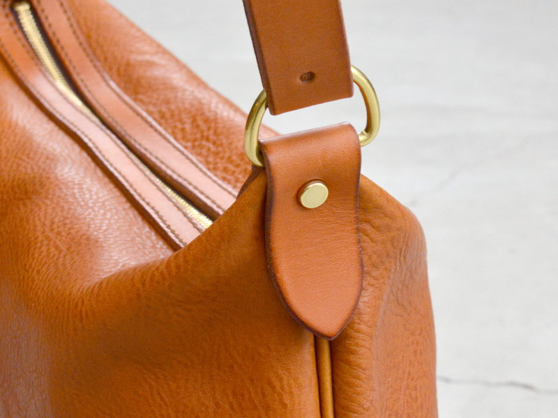 日常に溶け込むプレーンなデザインが特徴のショルダーバッグ「革鞄の 