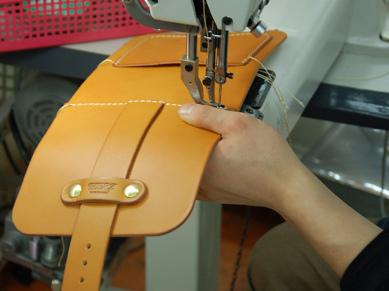 女性も使える一本ベルトのクラシカル本革ショルダーバッグ「革鞄のHERZ