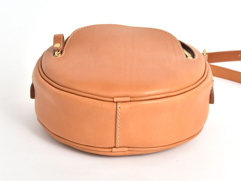 丸い形でレディースに人気のショルダーポシェット「革鞄のHERZ(ヘルツ 