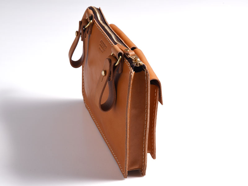 ダブルポケットで使いやすいスクエアベルトポーチ「革鞄のHERZ(ヘルツ 