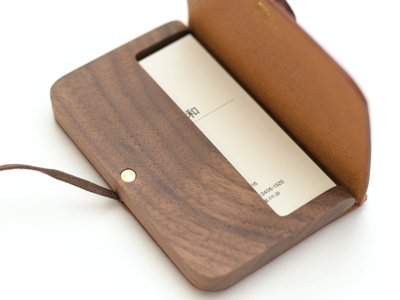 Book Cardcase Kuru 定番革仕様 Nqt 5 は革と木の職人による本の形をした名刺入れ 革鞄のherz ヘルツ 公式通販