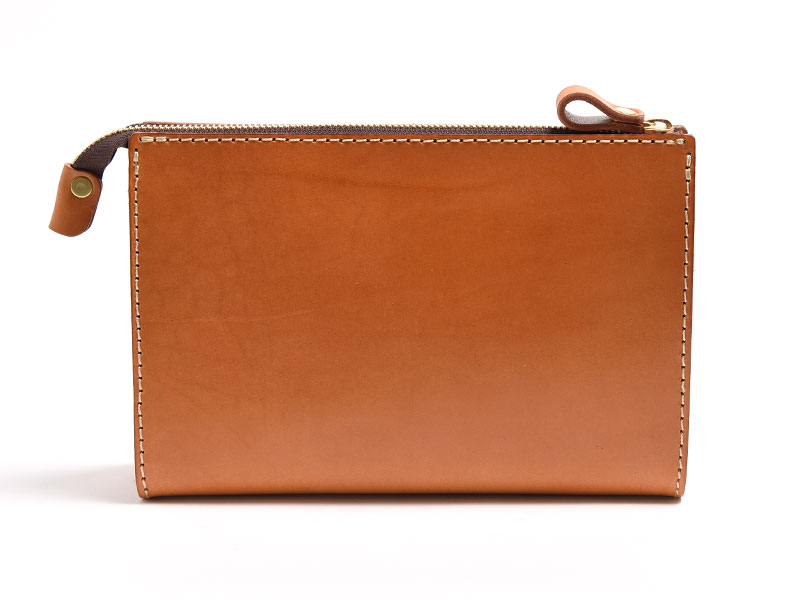 幅広い用途に対応できる三角マチの革製セカンドバッグ「革鞄のHERZ