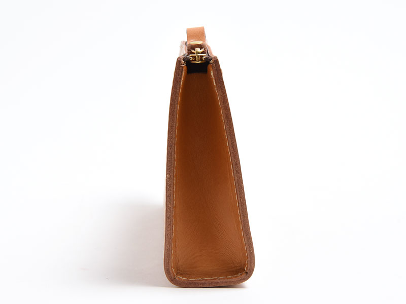 幅広い用途に対応できる三角マチの革製セカンドバッグ 革鞄のherz ヘルツ 公式通販