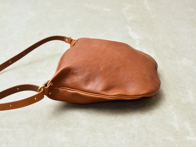 ソフトレザーならではの形と掛け方多彩なショルダーバッグ「革鞄のHERZ