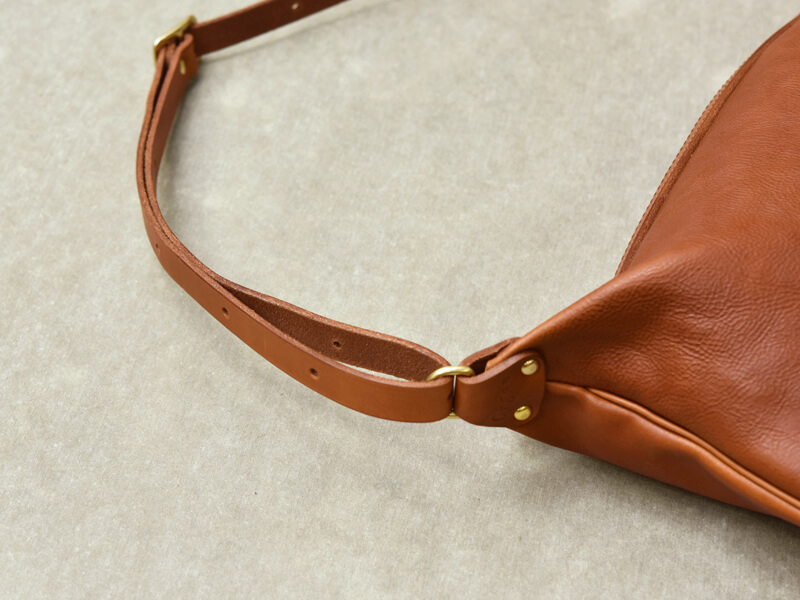 ソフトレザーならではの形と掛け方多彩なショルダーバッグ「革鞄のHERZ 