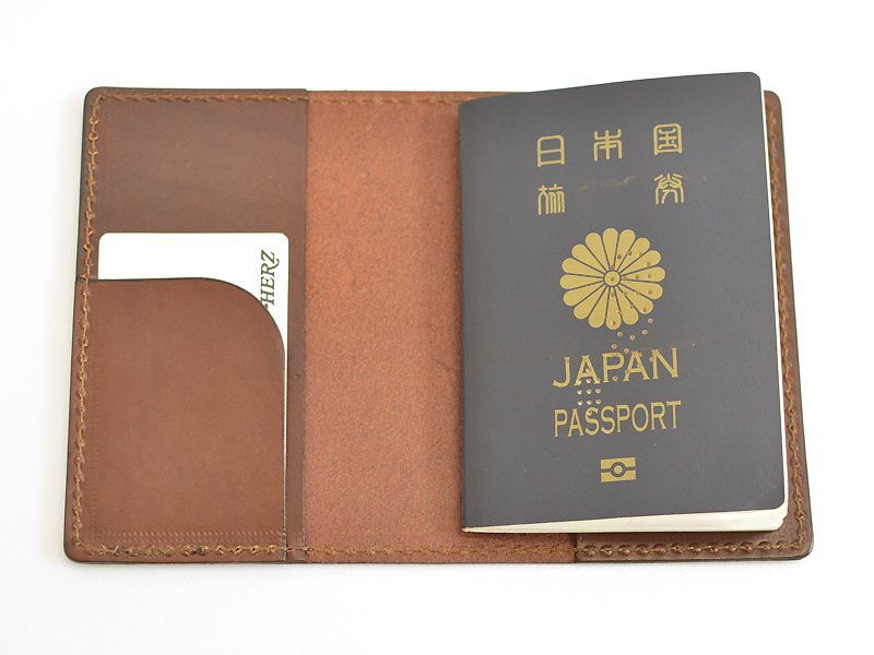 本革で包むシンプルで長く使えるパスポートケース「革鞄のHERZ(ヘルツ