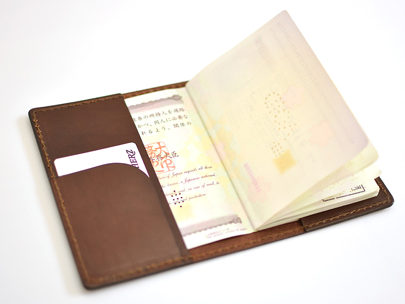 本革で包むシンプルで長く使えるパスポートケース「革鞄のHERZ(ヘルツ)公式通販」
