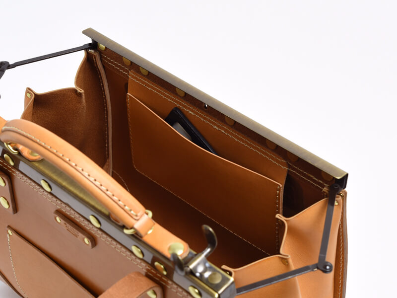 クラシカルなフレームを使用した小型ボストンバッグ「革鞄のHERZ 