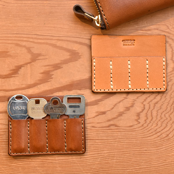 財布やカードケースに入るカード型のキーケース「革鞄のHERZ(ヘルツ